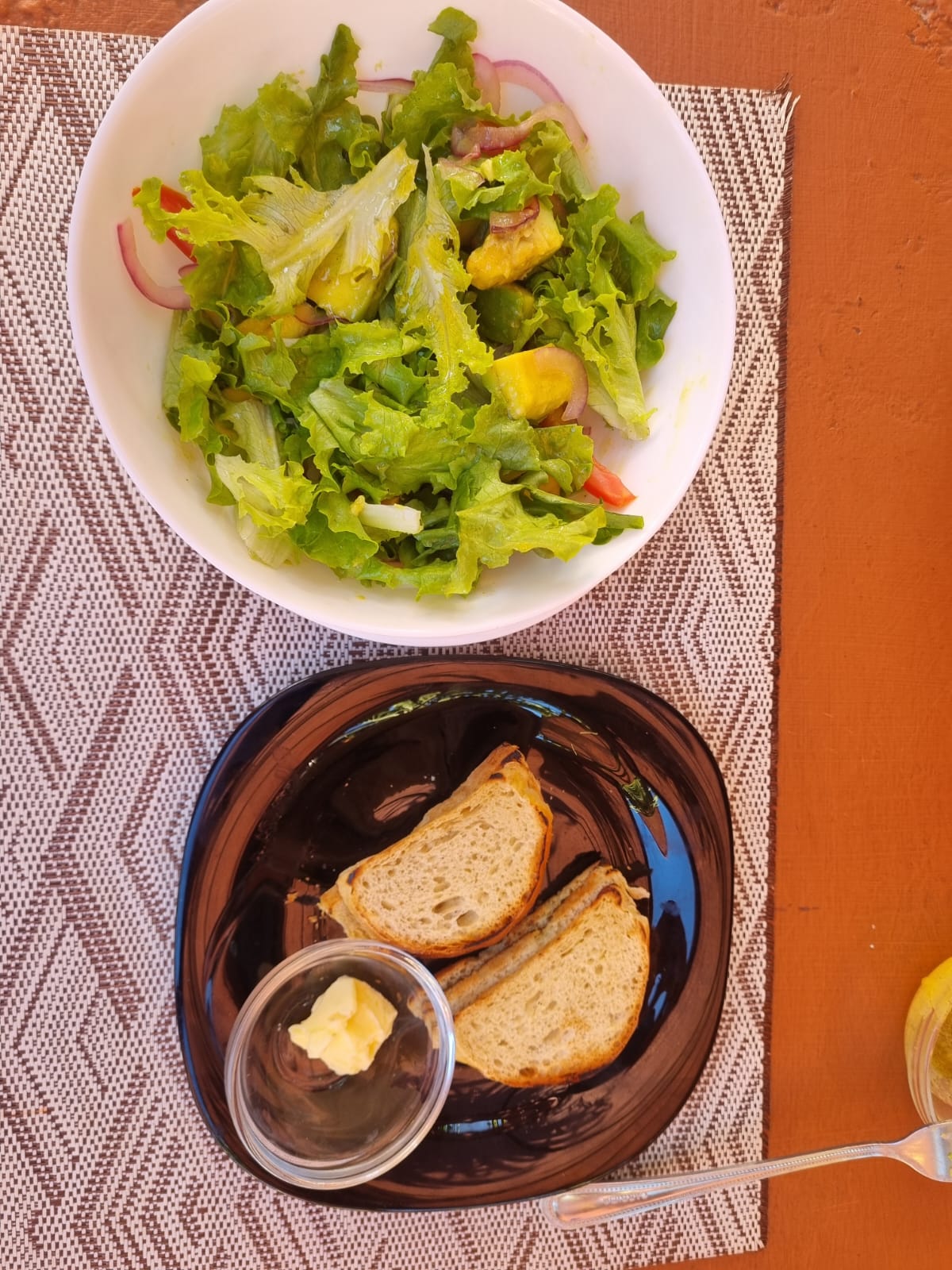 Fresh green salad with toasted bread